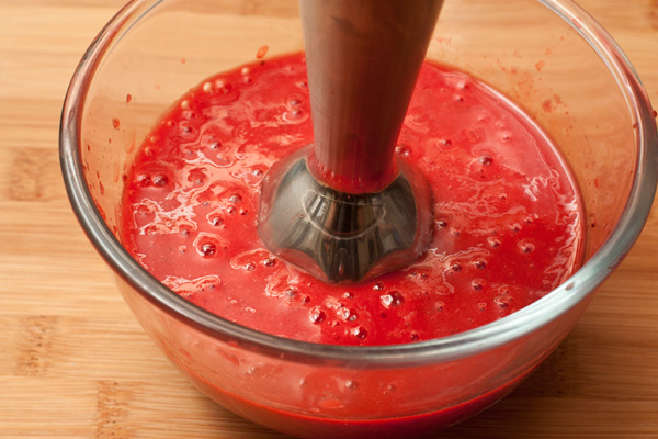 Превратите ягоды в однородное пюре с помощью блендера.