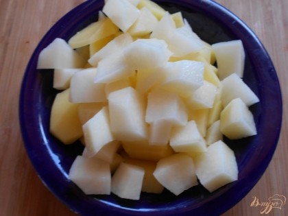 Картофель очищаем от кожуры, нарезаем кубиком. В кастрюлю наливаем 1,5 литра воды, солим и даем воде закипеть. Отправляем картофель в кипящую воду и варим 20 минут.