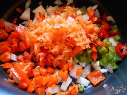 В сковороду вливаем оливковое масло, нагреваем его и обжариваем овощи. Добавляем морковь, натертую на мелкой терке.