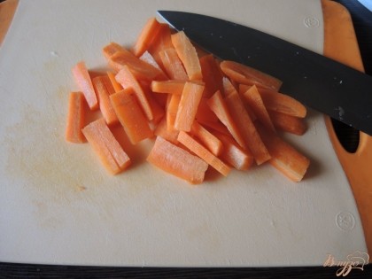Морковь, наоборот, режем крупными полосками.