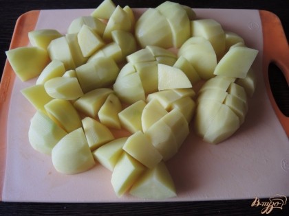 Картофель чистим от кожуры и режем кусочками, равными одной трети столовой ложки. Чтобы есть было удобнее.