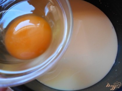 Молоко смешиваем с яйцом.