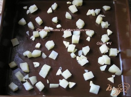 Форму для запекания смазать маслом, разложить кусочки чеснока и отварного картофеля.