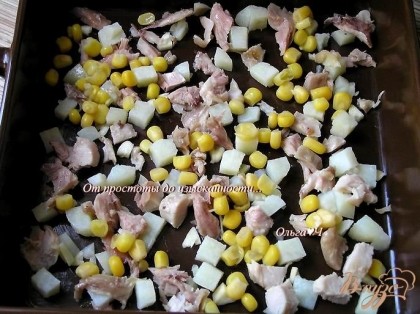 Снять мясо с отварного куриного бедра и добавить в форму. Посыпать кукурузой.