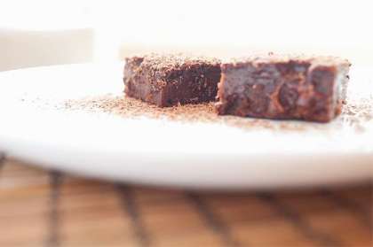 Шоколад наломать на кусочки размером 1*1 см. и добавить в жидкое тесто.    Кабачок очистить, убрать семена и натереть на мелкой терке. Отжать руками и добавить в тесто.  