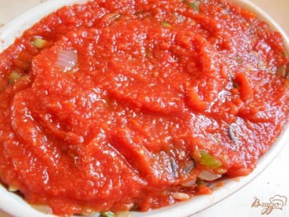 Заливаем верх запеканки любым томатным соусом, я заливала соусом, приготовленным мной. Отправляем запеканку в разогретую до 180 гр С духовку на 50 минут.