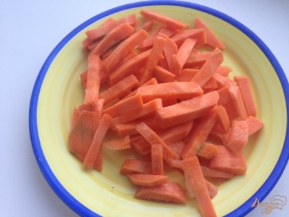Морковь нарезать соломкой.