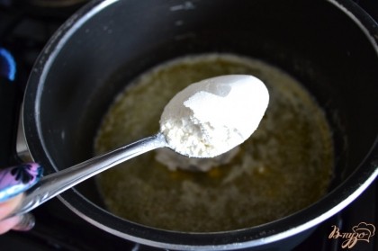 Для крема в небольшой кастрюльке растопить сливочное масло.Добавить муку и хорошо перемешать.