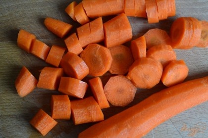 Морковь почистить и порезать кружочками.Сначала опускаем морковь в овощной бульон. Варим 5-7 минут.