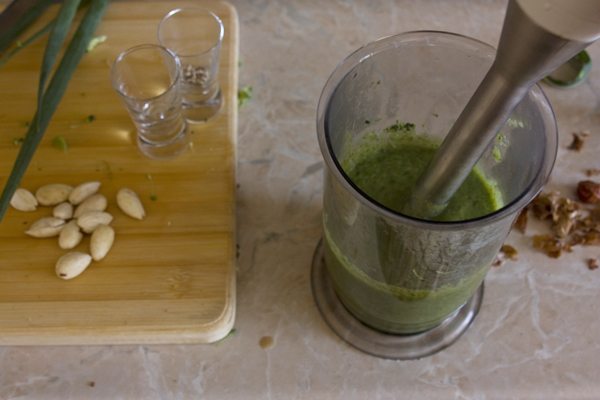 Отваренные соцветия брокколи поместите в чашу блендера и, добавляя бульон, пюрировать в консистенцию по вкусу. 
