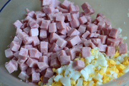 В салатник нарезать яйца и ветчину.