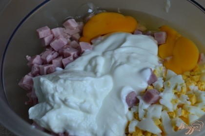 Выбить 2 яйца, добавить йогурт и пастообразный творог.Посолить по вкусу.