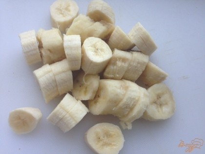 Бананы очистить и нарезать кружками.