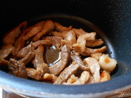 На сковороде с оливковым маслом, чили порошком и паприкой обжариваем мясо до карамельной корочки.