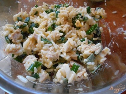 Из отваренного риса, нарезанных отваренных яиц, консервированного тунца и зеленого лука делаем начинку. Солим, перчим и добавляем немного йогурта. Хорошо начинку перемешиваем.