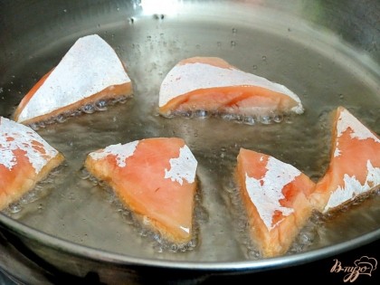 Ломтики рыбы солим, перчим и обжариваем на сковороде. Охлаждаем.