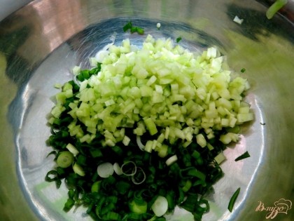 Мелко нарезаем зелёный лук и огурцы, солим их и пускай они  они растворяют соль.