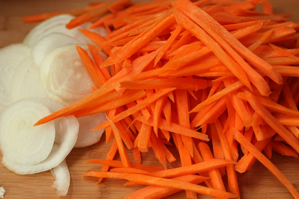 Лук нарежьте не слишком тонкими кольцами, а морковь соломкой.