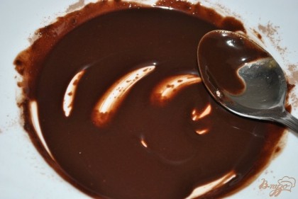 Смешать сладкий какао и растительным маслом до состояния помадки