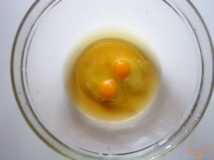 В миску налейте пиво, потом выбейте два яйца, добавьте соль и перемешайте.