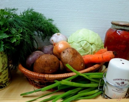Для приготовления борща нам понадобится бульон, картофель, свекла, лук, капуста, чеснок, лук зелёный, лечо, аджика, томатная паста, зелень, перец, соль.