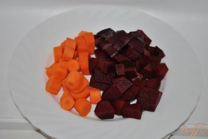 Очистить и нарезать кусочками морковь и свеклу
