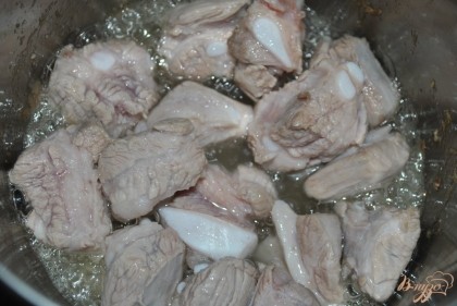 Нарезать мясо кусочками. В глубокой кастрюле мясо обжарить на растительном масле 3-5 минут