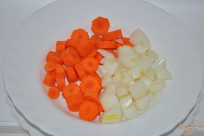 Очистить и нарезать крупно морковь и лук