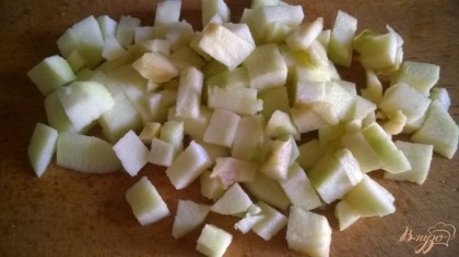 Для начинки очистить яблоки, и нарезать их небольшими кубиками. На разогретой сковороде смешать яблоки с корицей и сахаром, немного потушить на среднем огне.