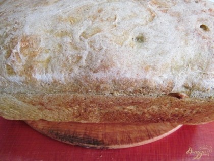 Готовый хлеб вынуть из формы и выложить на решетку до полного остывания.