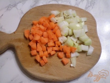 Режем морковь и лук.