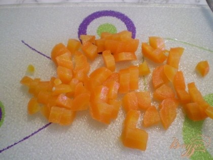 Режем морковь.