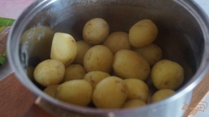 Картофель отварить до готовности и посолить.