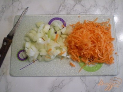 Лук и морковь произвольно режем или трем.