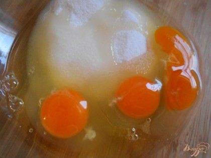 В миске смешиваем яйца и сахар, разрыхлитель для теста.
