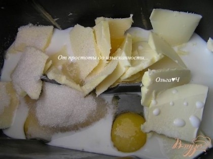 В контейнер хлебопечки налить молоко, добавить кусочки сливочного масла, яйца, соль и сахар,