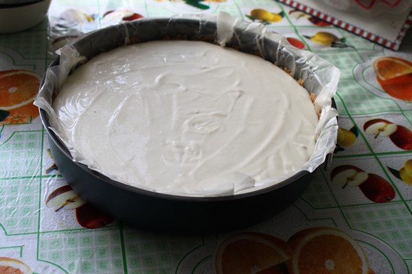 Залить оставшейся смесью вишню в форме.   Выпекать пирог примерно 50 мин. в предварительно разогретой духовке до 180 градусов.  