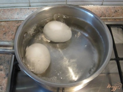 Отварить яйца, остудить в холодной воде.