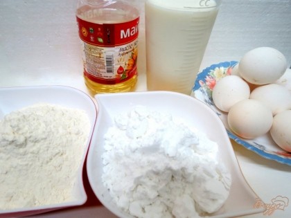 Для приготовления теста нам понадобится мука, яйца, крахмал, молоко, соль, сахар. Из данных продуктов замешиваем тесто.