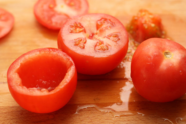 С помидоров срежьте верх и ложкой извлеките мякоть. Ничего не выбрасывайте.