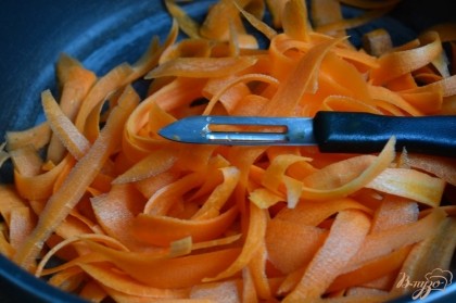 Морковь почистить и нарезать на тонкие полоски.