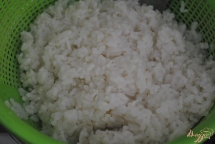 Отварить рис, слить воду