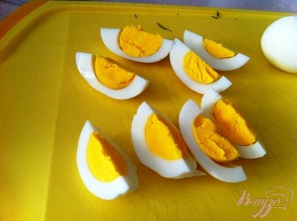 Яйца очищаем и нарезаем четвертинками.