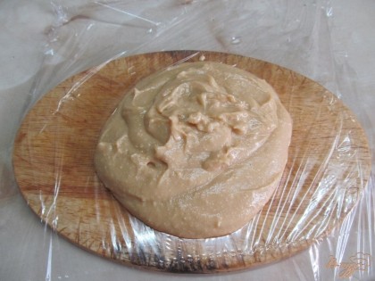 Остывший сыр переложить на пленку, свернуть и прямо на доске отправить в холодильник до полного охлаждения.