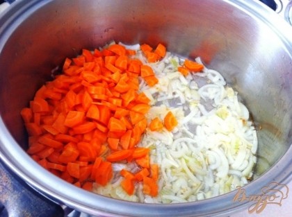 Добавляем порезанную морковь.