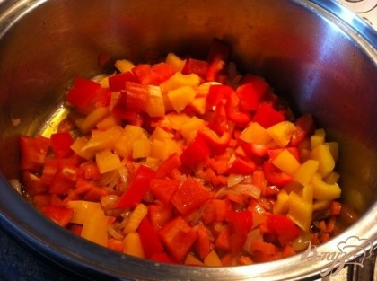 Добавляем перец к луку и моркови, обжариваем около 7 минут,помешиваем.