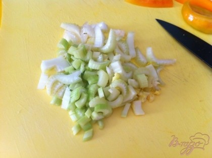 Нарезаем черековый сельдерей и добавляем к овощам и тушим около 30 минут.
