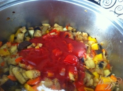 Добавляем томатную пасту, специи и прирпавы по вкусу тушим еще 5 минут