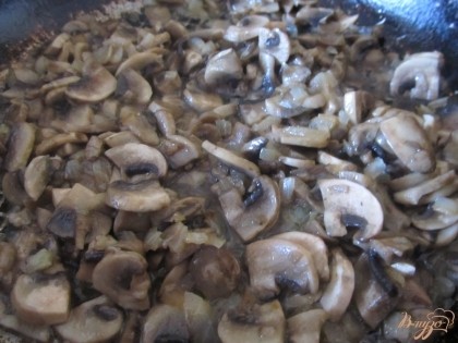 Грибы нарезаем пластинками, лук кубиками, чеснок дольками. На растиельном масле обжариваем чеснок, потом добавляем лук. Когда лук станет прозрачный, кладем грибы и жарим до готовности.