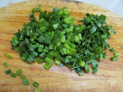 Мелко нарезать лук и зелень.